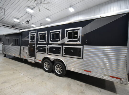 2016 Bison Trailers Premiere Horse Trailer