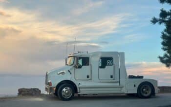 𝟐𝟎𝟎𝟒 𝐊𝐞𝐧𝐰𝐨𝐫𝐭𝐡 𝐓𝟑𝟎𝟎 𝐂𝐫𝐞𝐰 𝐂𝐚𝐛