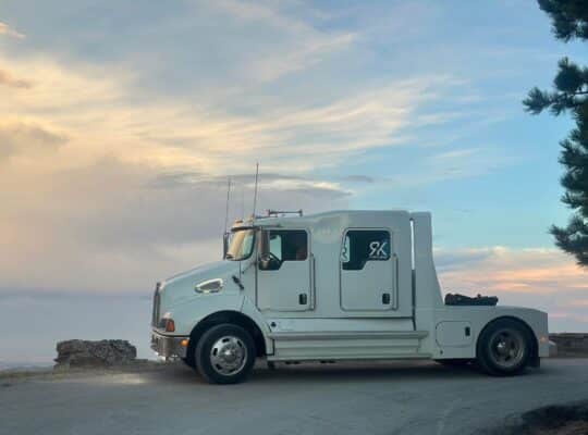 𝟐𝟎𝟎𝟒 𝐊𝐞𝐧𝐰𝐨𝐫𝐭𝐡 𝐓𝟑𝟎𝟎 𝐂𝐫𝐞𝐰 𝐂𝐚𝐛